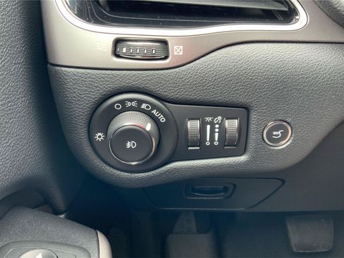 Used 2019 Jeep Cherokee Limited AWD/4WD image 17