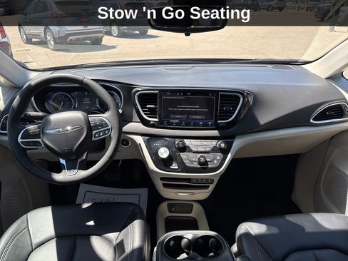 Used 2024 Chrysler Pacifica Touring-L FWD image 18