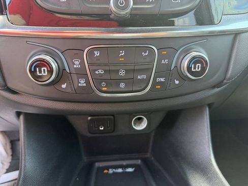Used 2023 Chevrolet Traverse LT FWD image 15
