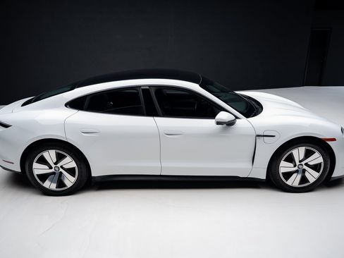 Used 2023 Porsche Taycan w/ Premium Package image 31