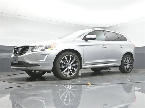 Used 2017 Volvo XC60 T6 Inscription w/ Climate Package image 12