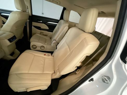 Used 2018 Toyota Highlander XLE AWD/4WD image 23
