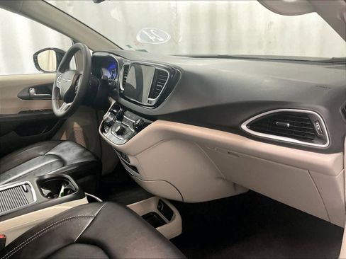 Used 2024 Chrysler Pacifica Touring-L image 14
