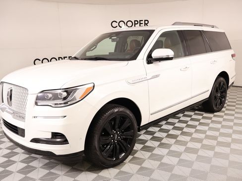 Certified 2024 Lincoln Navigator Reserve AWD/4WD image 11