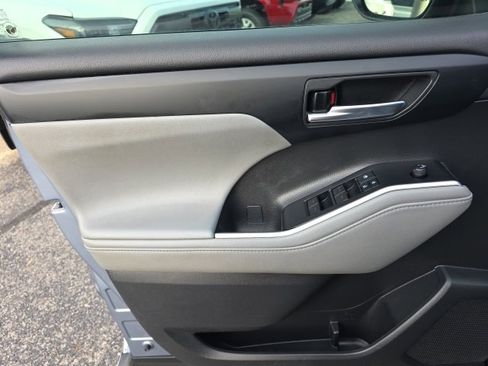 Used 2020 Toyota Highlander XLE image 15