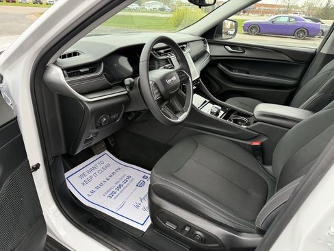 Used 2023 Jeep Grand Cherokee Laredo w/ Luxury Tech Group I AWD/4WD image 10