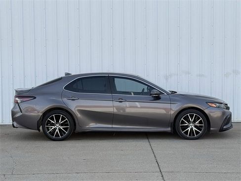 Used 2024 Toyota Camry SE image 3