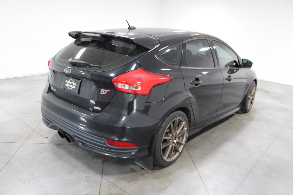 Used 2017 Ford Focus ST FWD image 9