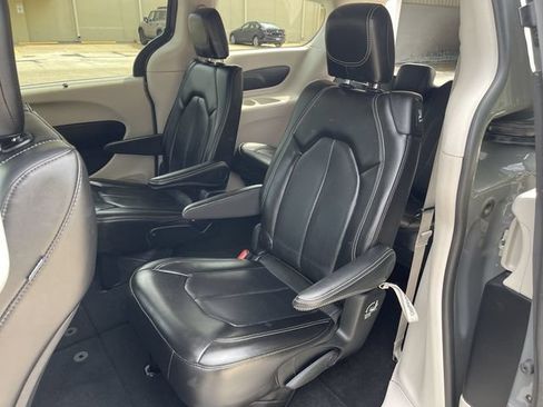 Used 2023 Chrysler Pacifica Touring-L FWD image 12