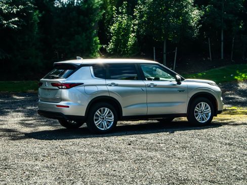 New 2025 Mitsubishi Outlander ES image 9