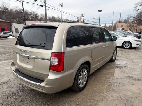 Used 2012 Chrysler Town & Country Touring-L w/ Driver Convenience Group image 8
