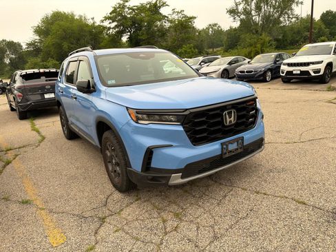 Used 2025 Honda Pilot TrailSport image 4