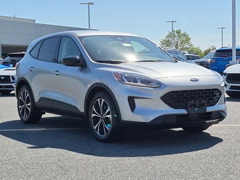 Used 2022 Ford Escape SE w/ SE Sport Appearance Package FWD image 2
