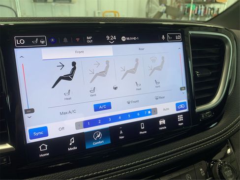 Used 2025 Chrysler Pacifica Limited image 36