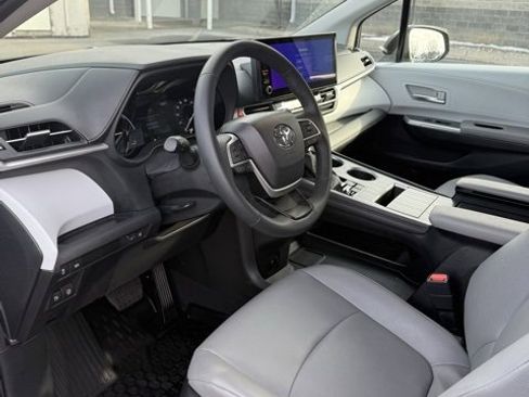 Used 2025 Toyota Sienna XLE image 13