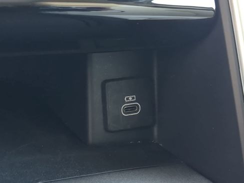 Used 2025 Land Rover Discovery S image 33