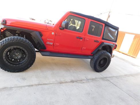 Used 2018 Jeep Wrangler Unlimited Sahara w/ Uconnect 4C Nav & Sound Group image 5