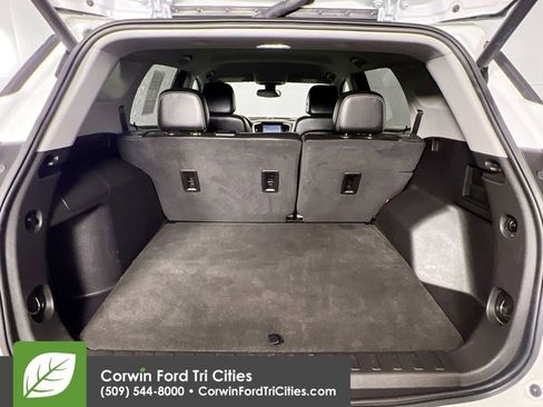 Used 2023 GMC Terrain SLT image 14