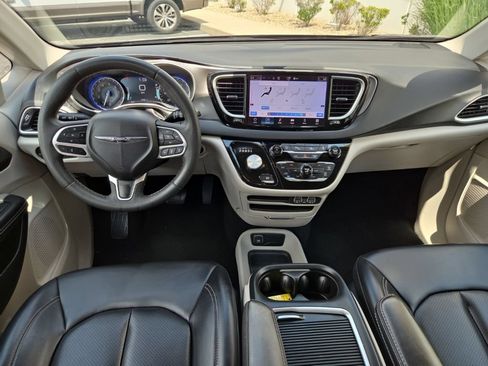 Used 2023 Chrysler Pacifica Touring-L FWD image 30