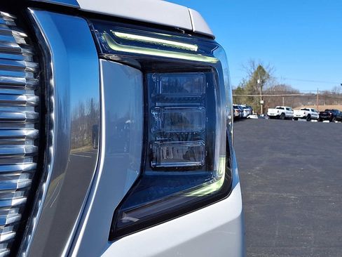 Used 2021 GMC Yukon Denali w/ Denali Premium Package image 9