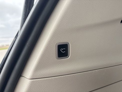 Used 2022 Chrysler Pacifica Touring-L image 11