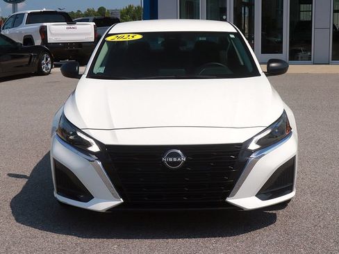 Used 2025 Nissan Altima 2.5 SV FWD image 2