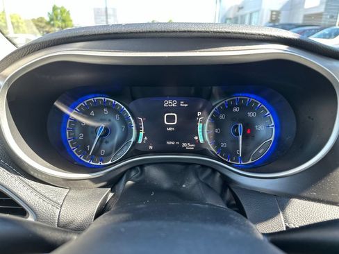 Used 2023 Chrysler Pacifica Touring-L AWD/4WD image 30
