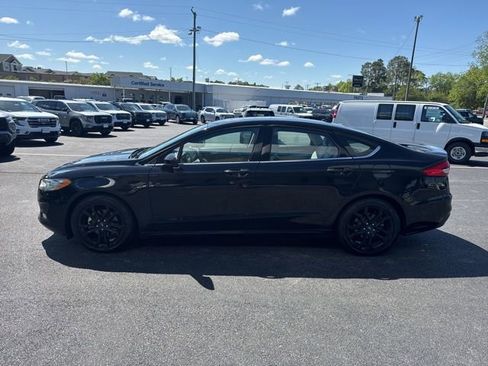 Used 2020 Ford Fusion SE w/ Equipment Group 151A FWD image 18