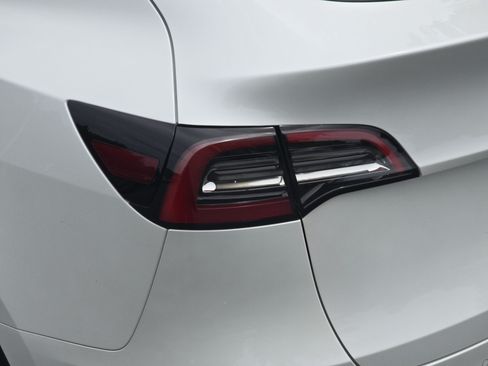 Used 2021 Tesla Model Y Long Range AWD/4WD image 32