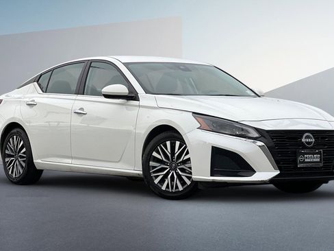 Certified 2023 Nissan Altima 2.5 SV image 2