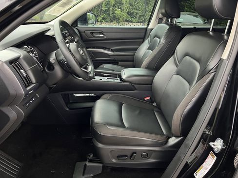 Certified 2024 Nissan Pathfinder SL FWD image 9