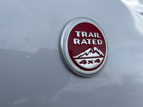 Used 2022 Jeep Cherokee Trailhawk w/ Comfort/Convenience Group image 13