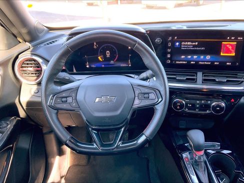 Used 2025 Chevrolet Trax RS w/ Sunroof Package image 6