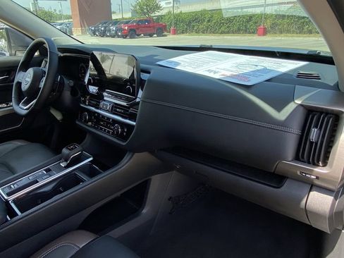 Used 2025 Nissan Pathfinder Platinum FWD image 17