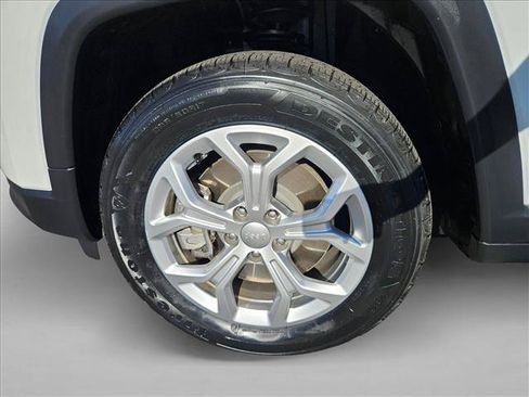 Used 2024 Jeep Compass Latitude AWD/4WD image 21