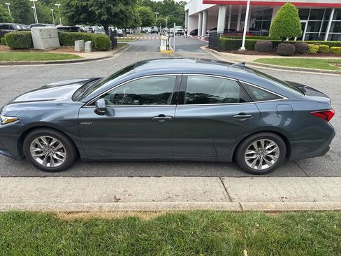 Used 2021 Toyota Avalon XLE FWD image 3
