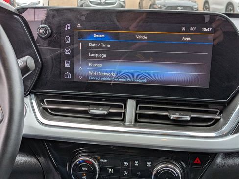 Used 2025 Chevrolet Trax LT w/ LT Convenience Package image 17