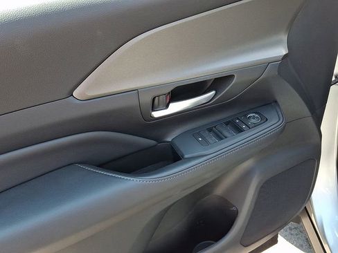Used 2025 Toyota Grand Highlander AWD image 12