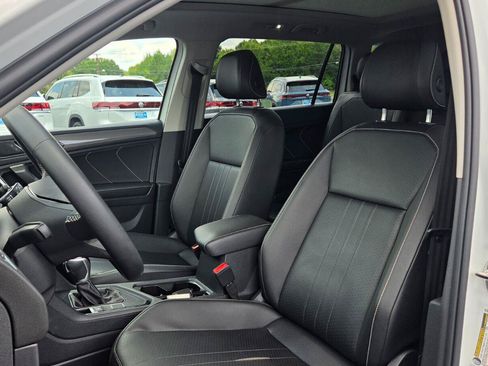 Certified 2022 Volkswagen Tiguan SE w/ Panoramic Sunroof Package FWD image 21