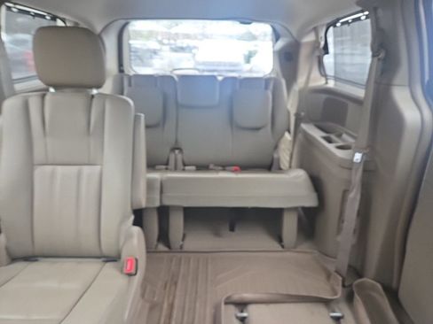 Used 2016 Chrysler Town & Country Touring w/ Driver Convenience Group image 18