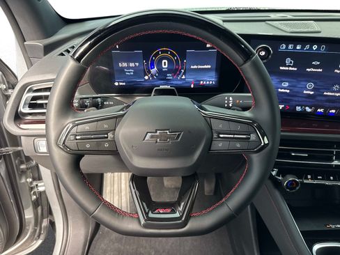 Used 2025 Chevrolet Traverse RS FWD image 28