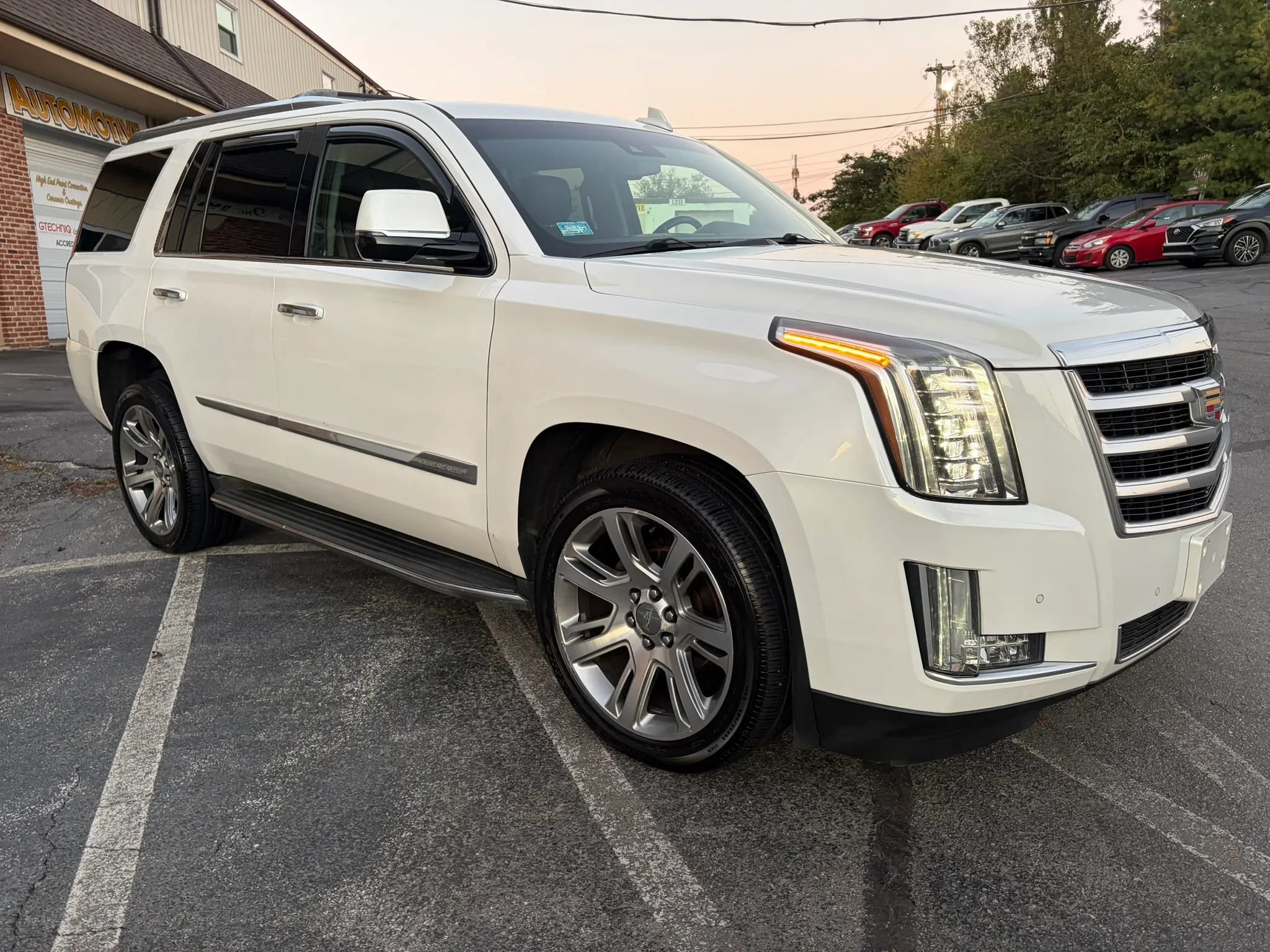 Used 2016 Cadillac Escalade Luxury AWD/4WD image 12