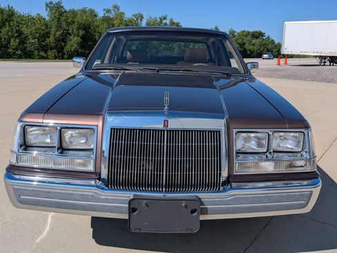 Used 1987 Lincoln Continental Signature RWD image 24