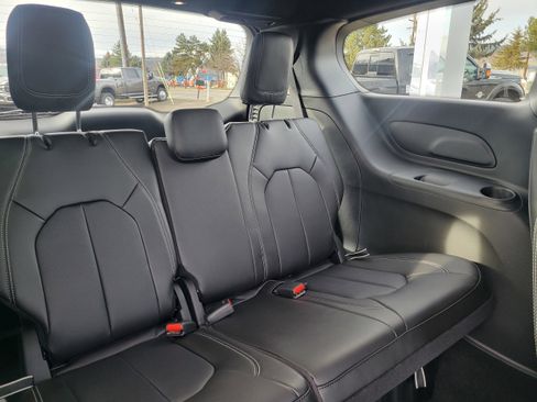 New 2026 Chrysler Pacifica Select w/ S Appearance Package AWD/4WD image 17