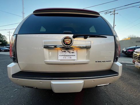 Used 2014 Cadillac Escalade Premium image 7