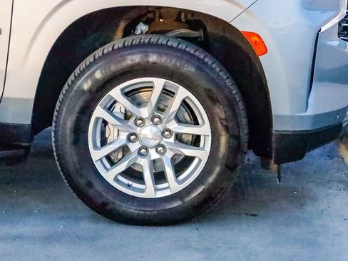 Used 2024 Chevrolet Suburban LT image 10