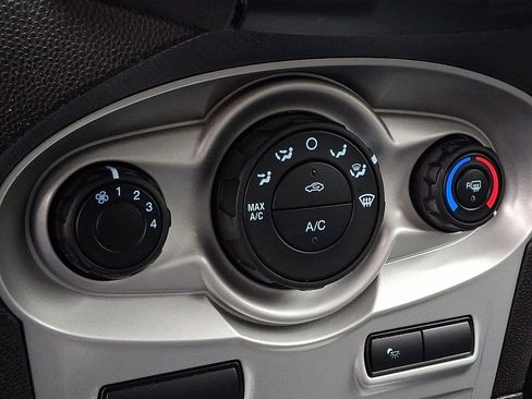 Used 2015 Ford Fiesta SE image 18