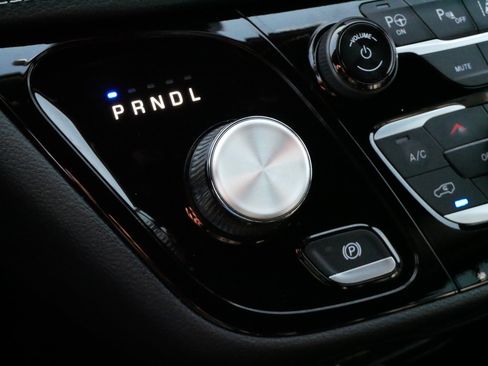 Used 2025 Chrysler Pacifica Select w/ Uconnect Theater Family Group image 24