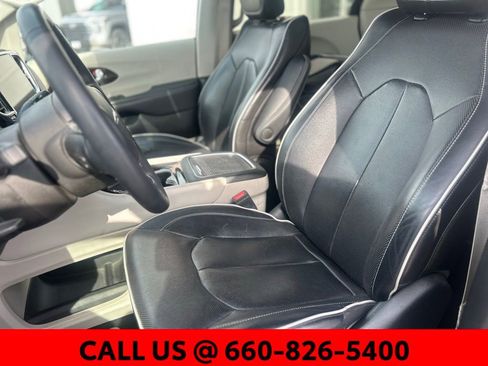 Used 2023 Chrysler Pacifica Limited image 13