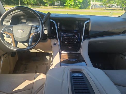 Used 2019 Cadillac Escalade Luxury AWD/4WD image 32